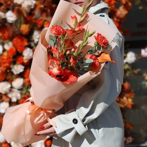 Букет "На закате дня" из гладиолусов, калл, гиперикума и диантусов в Лыткарино