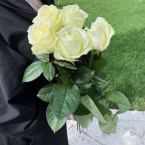 Букет из 5 белых роз (70 см) в Лыткарино