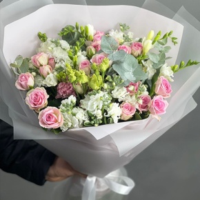 Букет "Особый случай " из ароматных маттиол, фрезий и кустовых роз в Лыткарино