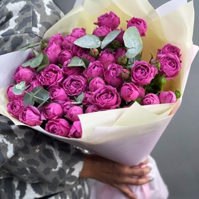 Букет "Малиновый бисквит" из кустовых и пионовидных роз и эвкалипта в Лыткарино