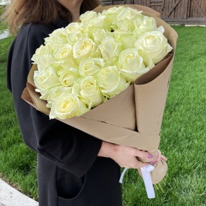 Букет из 25 белых роз в крафте (70 см) в Лыткарино