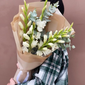 Букет из 5 белых гладиолусов и эвкалипта в Лыткарино
