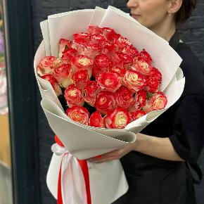 Букет " Клубничный коктейль" из 35 бело-красных роз в Лыткарино