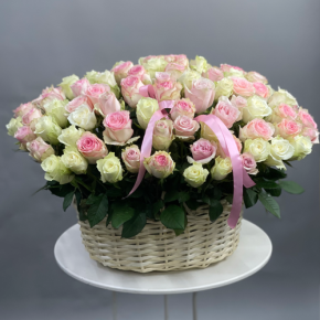 Композиция в корзине из 101 кенийской розы пастельный микс (40 см) в Лыткарино
