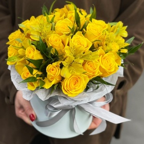 Композиция в шляпной коробке "Розиль" из альстромерий и роз в Лыткарино