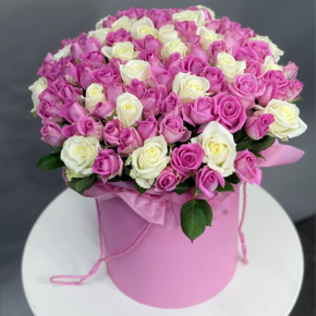 Композиция в шляпной коробке из 151 розы кения микс в Лыткарино