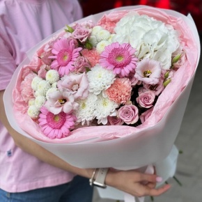 Букет "Розовые облака" из хризантемы, кустовых роз, диантусов, гортензии и эустом в Лыткарино