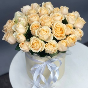 Композиция в шляпной коробке из 35 кремовых кенийских роз в Лыткарино