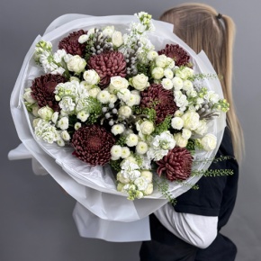 Букет "Шоколадный френч" из кустовых роз, хризантем Бигоуди, брунии, ароматных маттиол и сантини в Лыткарино