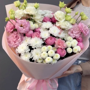 Букет "Задыхаюсь от нежности" из хризантемы, кустовых пионовидных роз, диантусов и эустом в Лыткарино