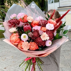 Букет "Каркаде" из хризантем Бигоуди и Момоко, роз Эквадор Кахала, озатамнуса,  эустом, протеи, и диантусов в Лыткарино