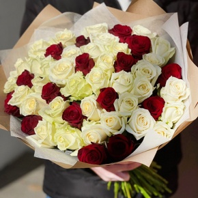 Букет 51 белая и красная роза (50 см) в Лыткарино