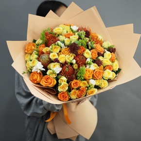 Букет "Осенние грёзы" из лейко, роз, фрезий, скиммии, молюцеллы и лейко в Лыткарино