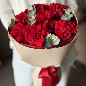 Букет "Красная пантера" из 7 роз Эквадор и эвкалипта в Лыткарино