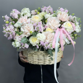 Композиция в корзине из роз Эквадор и ароматных маттиол в Лыткарино