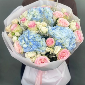 Букет "Легкий ветерок" из роз, конифера и гортензий в Лыткарино