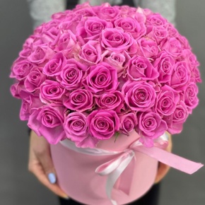Композиция в шляпной коробке из 71 кенийской розы в Лыткарино