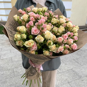 Букет из 19 кустовых роз в крафте (60 см) в Лыткарино