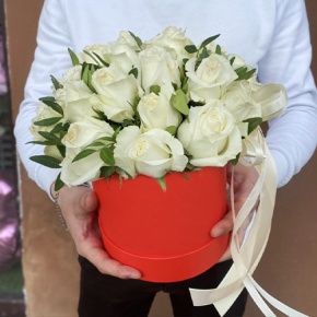 Композиция в шляпной коробке из 25 белых роз в Лыткарино