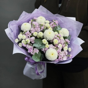 Букет "Ванила" из хризантем сантини, Момоко, эвкалипта и ароматных маттиол в Лыткарино