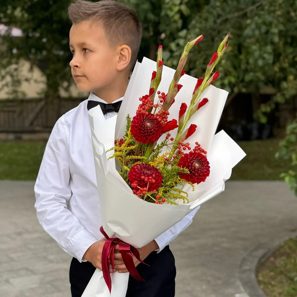 Букет на 1 сентября с красными гладиолусами, георгинами и калиной в Лыткарино