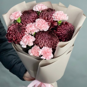 Букет из хризантем Бигоуди и розовых диантусов в Лыткарино