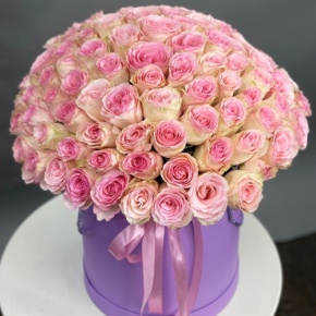 Композиция в шляпной коробке из 151 розы кения в Лыткарино