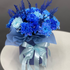 Композиция в шляпной коробке "Магия синего" из хризантем и конифера в Лыткарино