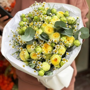 Букет "Иветта" из лимонных пионовидных кустовых роз и ромашек в Лыткарино
