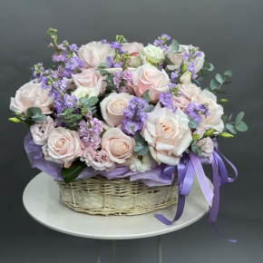 Композиция в корзине из французских роз и ароматных маттиол в Лыткарино