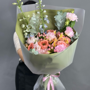 Букет "Таинственное очарование" из мазровых роз Риджентс парк, гиперикума, альстромерий, эустом и дельфиниума в Лыткарино