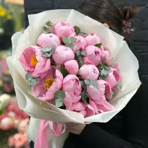 Букет из 15 лососевых пионов с эвкалиптом в Лыткарино