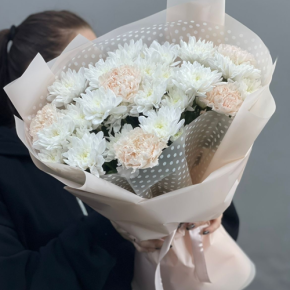 Букет из хризантем и диантусов пудра в Лыткарино