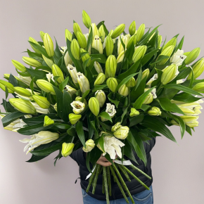 Объемный букет из 27 ароматных белых лилий в Лыткарино