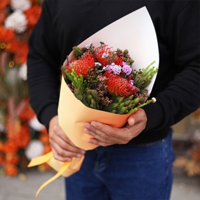 Букет "Капс" из лейко и экзотики в Лыткарино