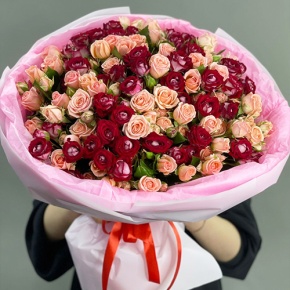 Букет "Рубиновый гранит" из 35 кустовых роз микс (50 см) в Лыткарино