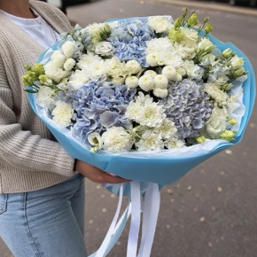Букет "Голубые облака" из хризантемы, диантусов, Голландской гортензии, дельфиниума и эустомы в Лыткарино