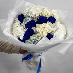 Букет "Моника" из белых гортензий, синих роз Эквадор и озатамнуса в Лыткарино