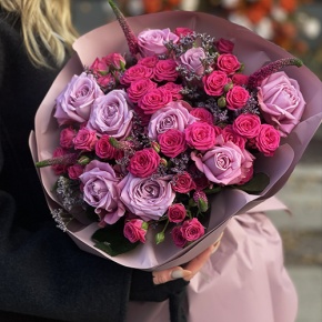 Букет "Малиновый вечер" из кустовых малиновых роз, вероники, лимониума и роз Меритим в Лыткарино