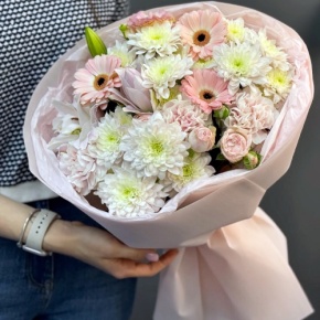Букет "Дружба" из хризантемы, пионовидной лилии, гербер, диантусов и кустовых роз в Лыткарино