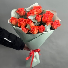 Букет из 15 морковных роз с эвкалиптом (50 см) в Лыткарино