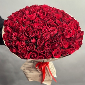 Букет 101 красная роза Кения в крафте (50 см) в Лыткарино