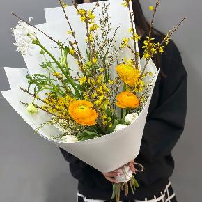 Весенний букет с желтыми ранункулюсами и цветущими ветками форзиции в Лыткарино