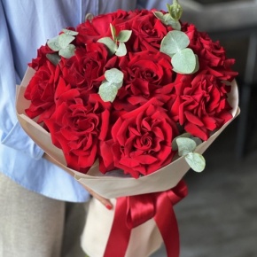 Букет "Красная пантера" из 13 роз Эквадор и эвкалипта в Лыткарино