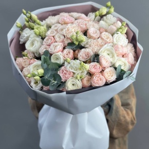 Букет "Амина" из ранункулюсов, кустовых пионовидных роз Бомбастик, эустом и эвкалипта в Лыткарино