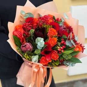 Букет "Красный закат" из калл, роз, калины, скиммии, гиперикума, сафари, гербер и капса в Лыткарино
