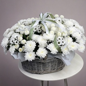 Композиция в корзине "Снежная лавина" из хризантем в Лыткарино
