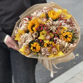 Букет "Биркин" из подсолнухов, орхидей, гиперикума, хризантем Виена в Лыткарино