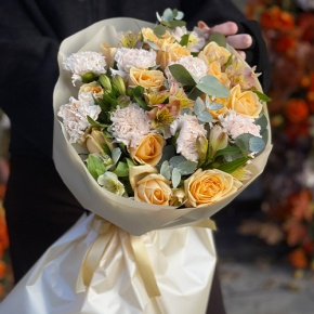 Букет "Пломбирный" из роз Аваланж, диантусов, альстромерий и эвкалипта в Лыткарино