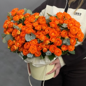 Композиция в шляпной коробке "Закат" из кустовых роз и эвкалипта в Лыткарино